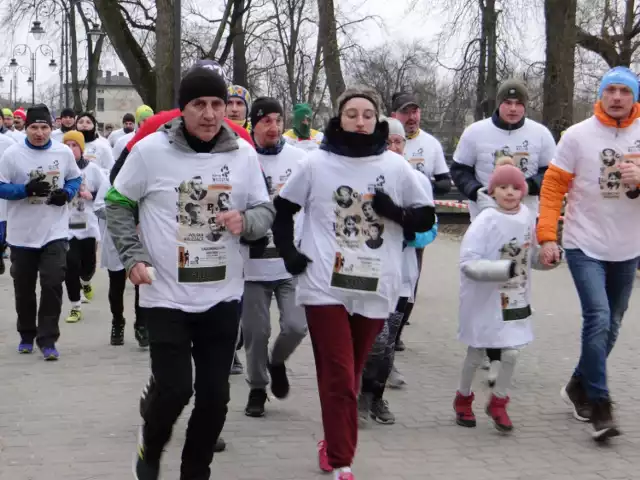 Bieg Tropem Wilczym Radomsko 2022. 150 osób na starcie Biegu Pamięci Żołnierzy Wyklętych