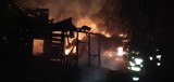 Strażacy całą noc walczyli z pożarem drewnianego domu w Bieszczadach [ZDJĘCIA]