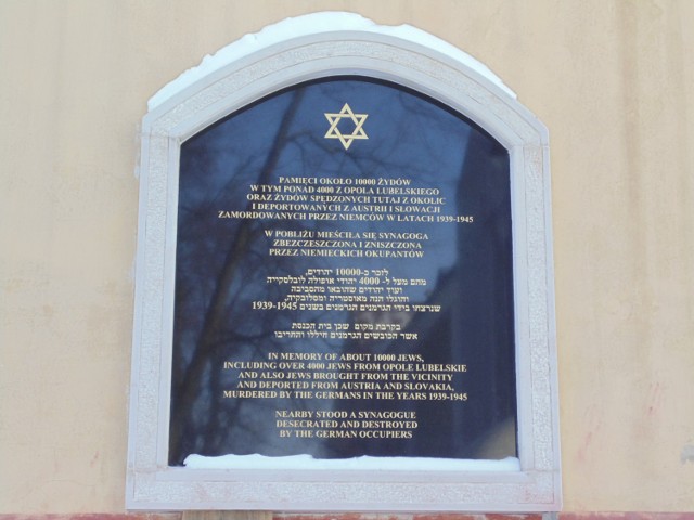 W Opolu Lubelskim pojawiła się tablica upamiętniająca 10 tys. Żydów zamordowanych podczas II wojny światowej