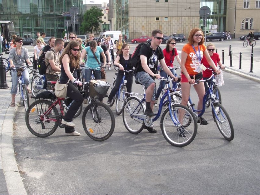 Około 70 osób pojechało rowerami z placu Mickiewicza na...