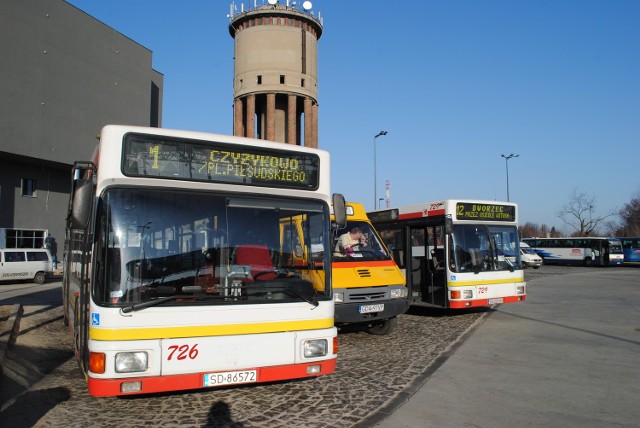 Na co dzień na wieżę spoglądają tysiące pasażerów. Tak obecnie budowla prezentuje się z zewnątrz.