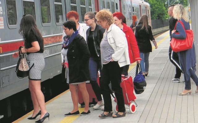 Na peronie kolejowym w Radomsku brakuje miejsc siedzących