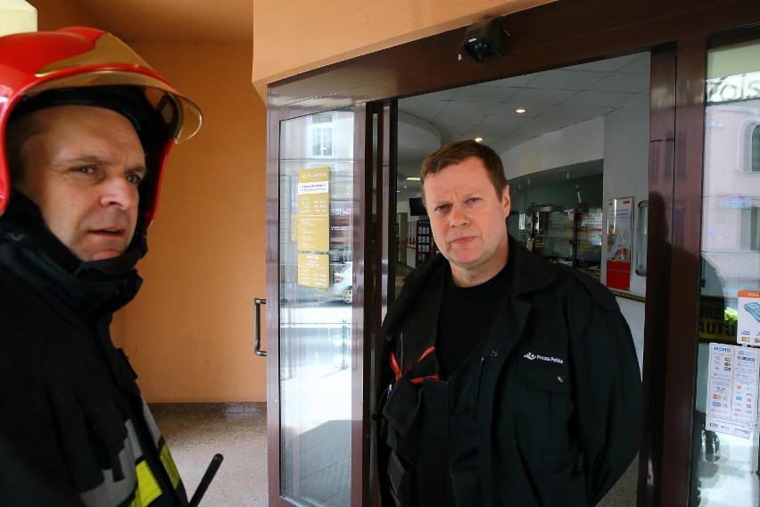 Policja i straż pożarna na poczcie w Piotrkowie przy ul....