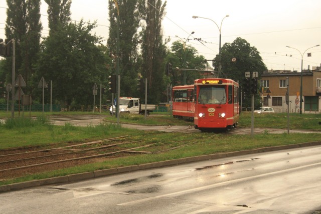Po torze niewłaściwym tramwaj kieruje się w stronę centrum Sosnowca.