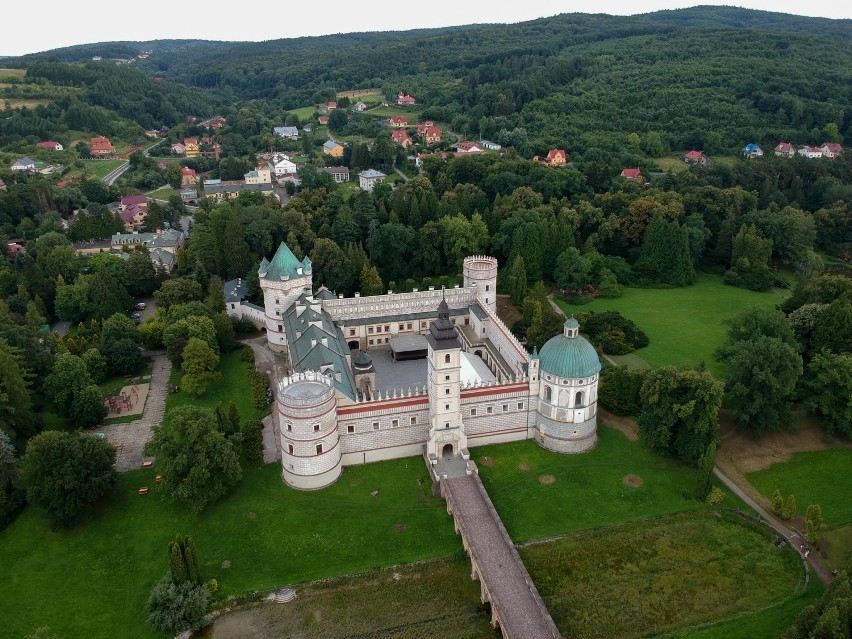 Położony na trakcie Przemyśl - Sanok, w pobliżu przeprawy...