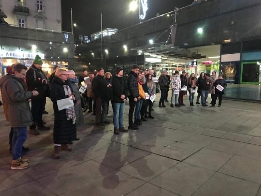 Kilkadziesiąt osób uczciło w Sosnowcu tragiczną śmierć prezydenta Pawła Adamowicza