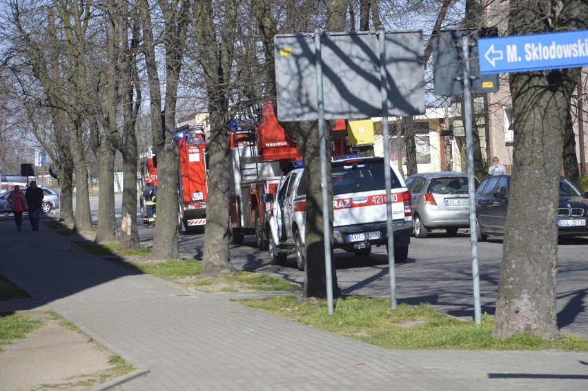 Głogów: Trzy wozy strażackie i policja na ul. Matejki... bo ktoś zostawił papierosy w doniczce