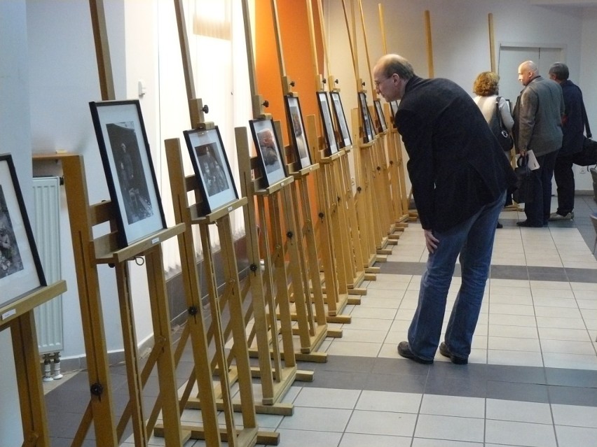 Wernisaż wystawy Tomasza Sobieraja w Miejskiej Bibliotece Publicznej