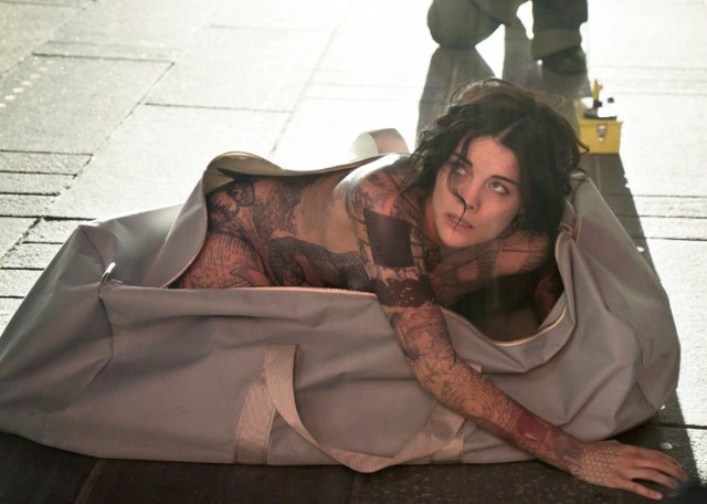 Na Times Square zostaje znaleziona naga kobieta, mająca amnezję i świeżo wytatuowane ciało. Tajemniczą sprawę bada agent, którego imię znalazło się wśród tatuaży.

Premiera w NBC: 21 września.