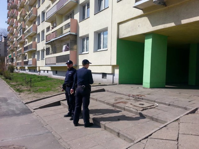 5 kwietnia z okna mieszkania na 9 piętrze wypadła 68-letnia kobieta. Do tragedii doszło na ul. Zarzewskiej w Łodzi. Policja ustala okoliczności zdarzenia