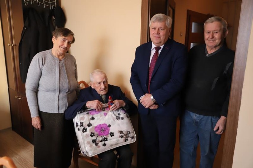 Przedświąteczna wizyta o 90 - letnich mieszkańców w gminie Sławno [zdjęcia]