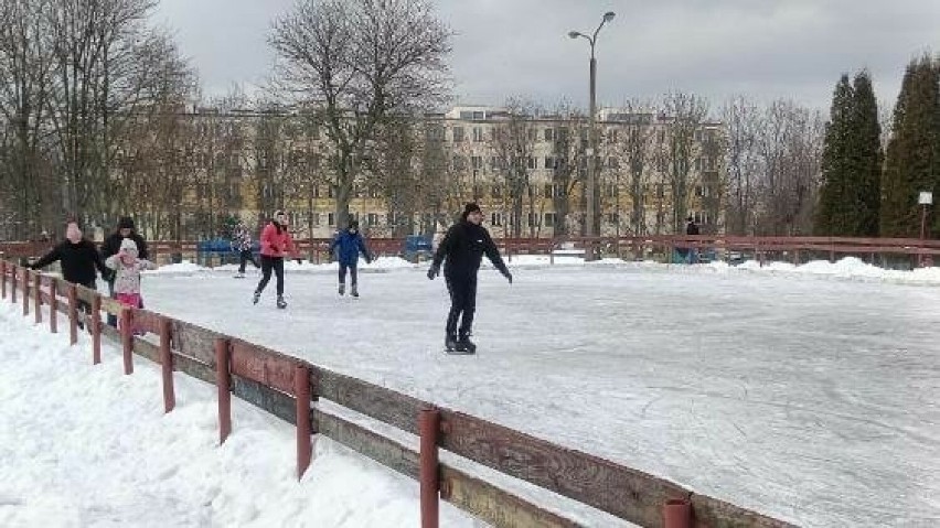 Ponad 200 osób w sobotę 20 stycznia skorzystało z największego w Kielcach lodowiska przy ulicy Szczecińskiej 1. Zobacz zdjęcia
