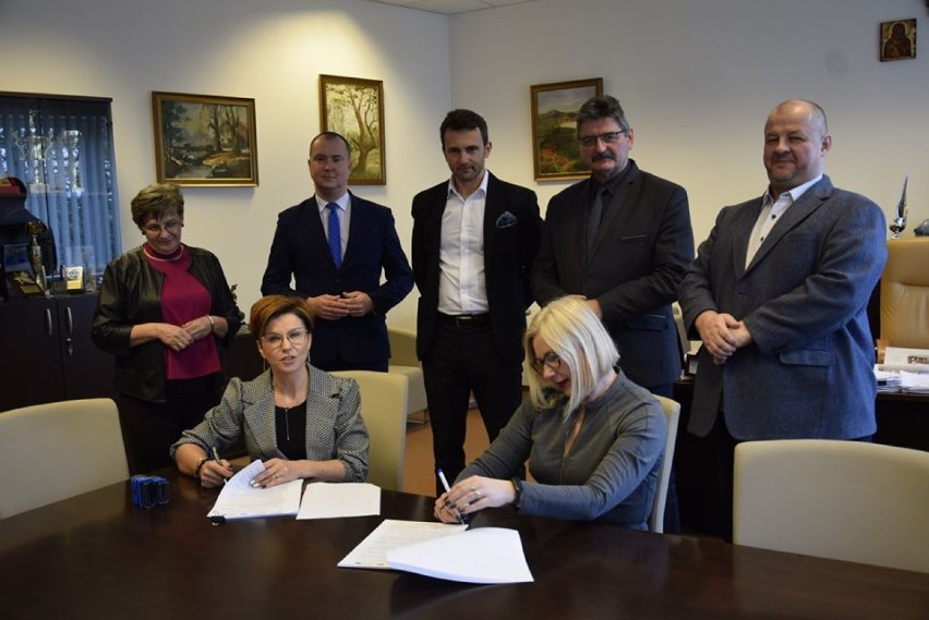 Podpisano umowę na remont ulicy Zawadzkiej w Tomaszowie Maz. Inwestycja kosztuje ponad 8 mln zł [foto]