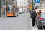 Kraków. Znów plaga zatrzymań tramwajów na ulicy Długiej! Jest petycja w sprawie likwidacji miejsc parkingowych. "Miarka się przebrała"