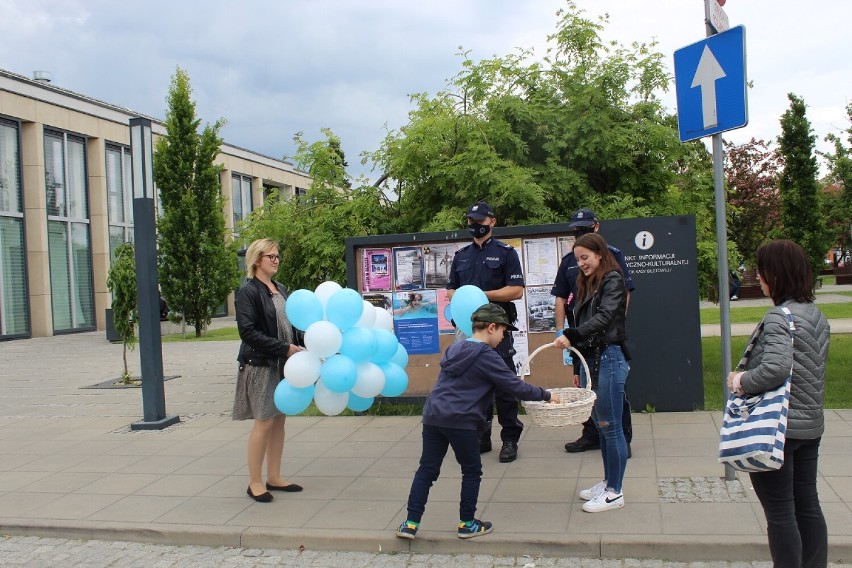 Policjanci na Dzień Dziecka w Zduńskiej Woli ZDJĘCIA