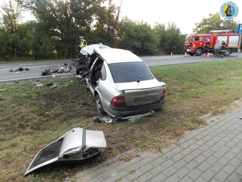 Wypadek w Przygodzicach. Osobówką wjechał w tira, walczy o życie w szpitalu [ZDJĘCIA]