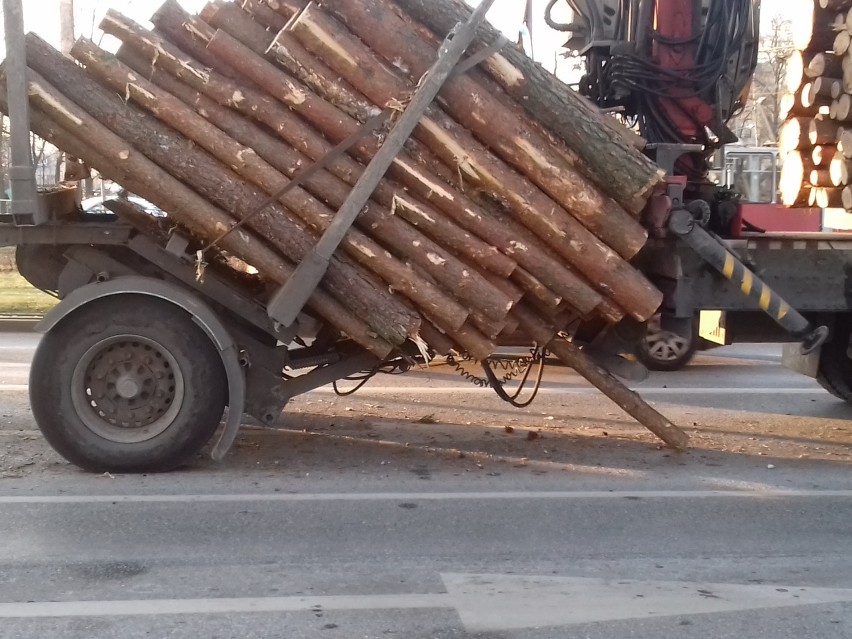 Awaria ciężarówki przewożącej drewno spowodowała znaczne...