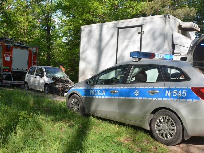Wypadek w Rybakach. Kobieta kierująca osobówką została przewieziona do kościerskiego szpitala