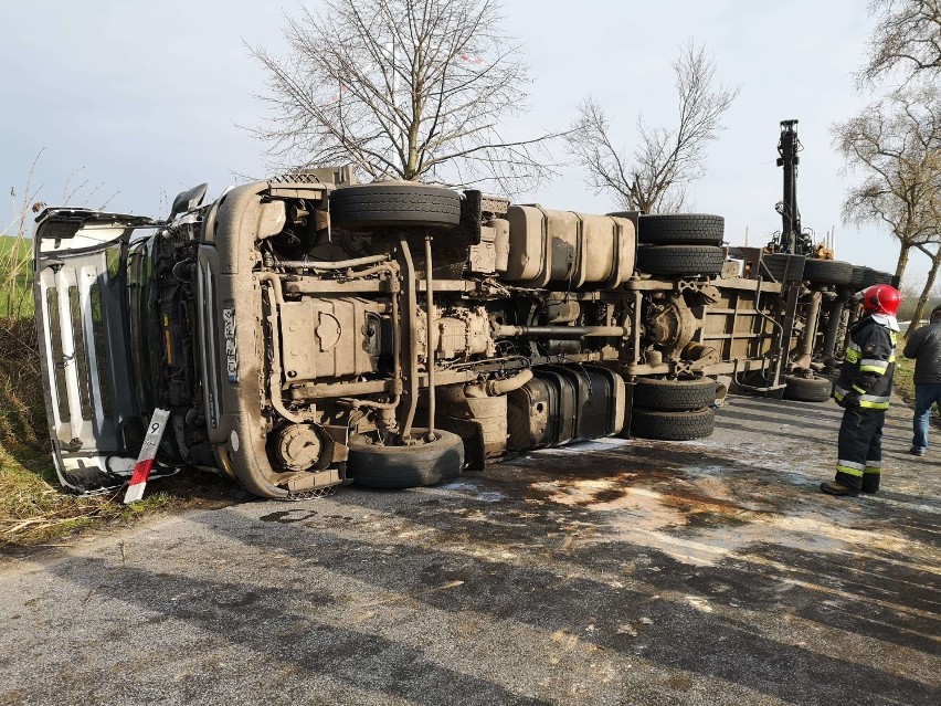 W Rozentalu przewróciła się ciężarówka z drewnem [zdjęcia]