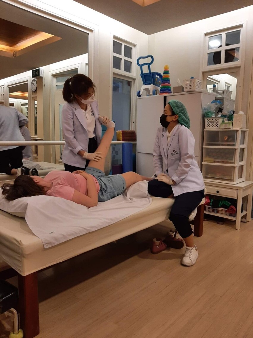 Julka Kędzierska z Maliszewa jest już w Tajlandii. Leczenie dziewczynki w klinice w Bangkoku trwa [zdjęcia]