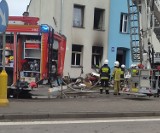 Pożar w budynku wielorodzinnym w Lęborku. Ewakuowano dziewiętnaście osób. Matka z dwojgiem dzieci trafiła do szpitala | ZDJĘCIA