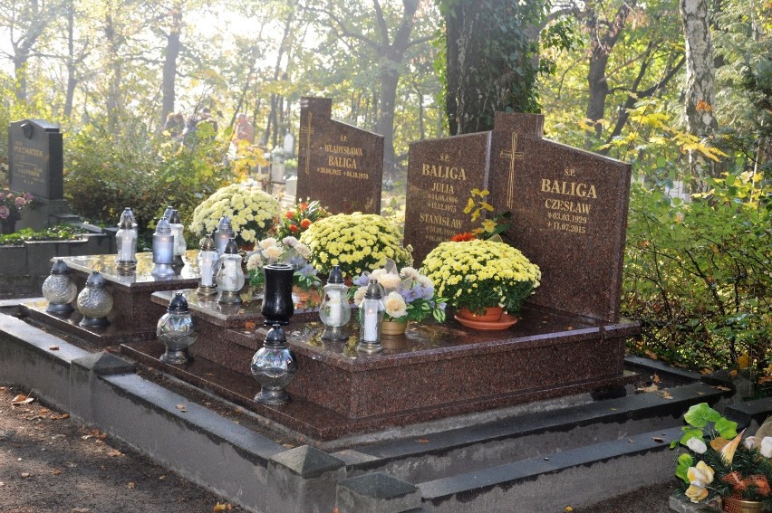 Od rana mieszkańcy dzielnicy i goście odwiedzali cmentarz w...