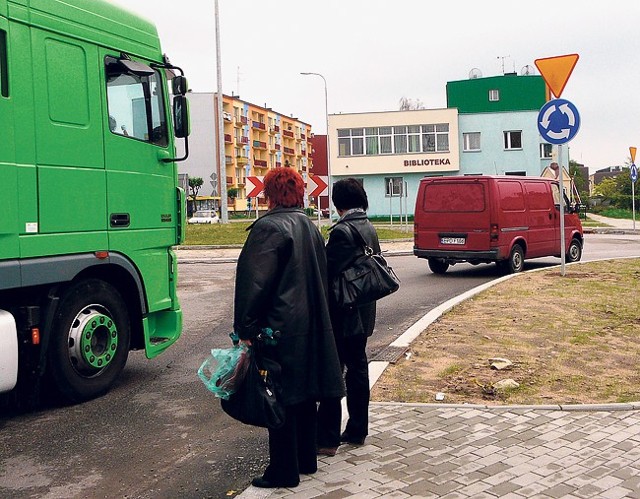 Kierowcy ciężarówek postulują "ścięcie" widocznego po prawej stronie skwerku