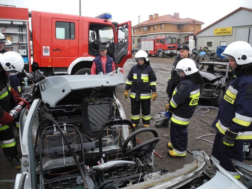 Strażacy z zamojskich OSP szkolą się na złomowisku