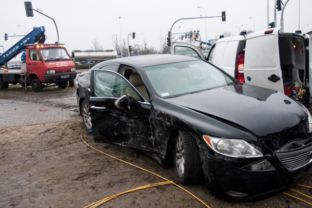 Do wypadku doszło dziś na rondzie gen. Maczka w Bydgoszczy. Wszystko przez nieuwagę 34-latka siedzącego za kierownicą peugeot. 3 osoby zostały ranne.


Mniej  wypadków, więcej kosztów. TVN Turbo/x-news

