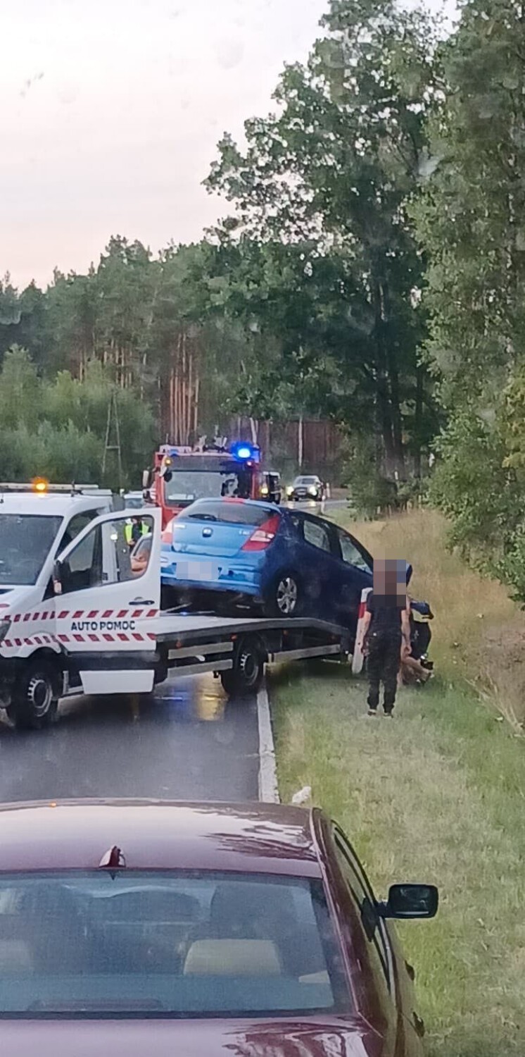 Kolejny wypadek w okolicach Kuźnicy Zbąskiej. Samochód uderzył w drzewo