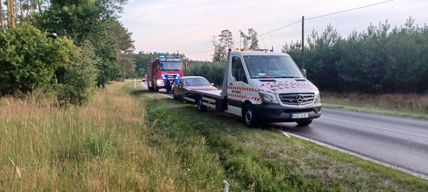 Kolejny wypadek w okolicach Kuźnicy Zbąskiej. Samochód uderzył w drzewo