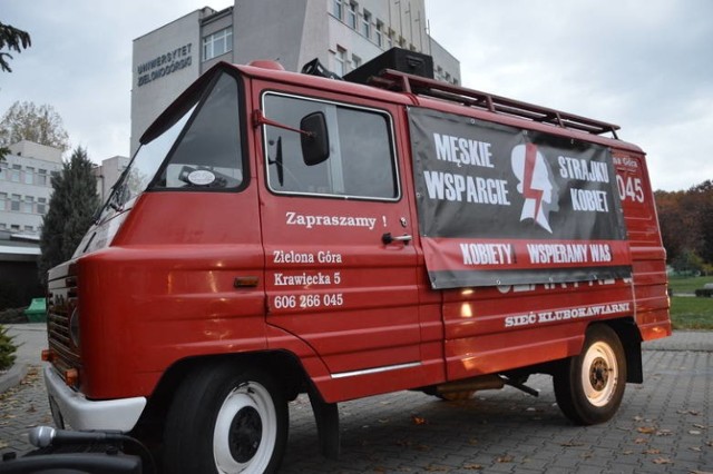 Męskie wsparcie Strajku Kobiet - żuk z takim napisem - radnego Rafała Kaszy także znalazł się wśród pojazdów samochodowego protestu w Zielonej Górze