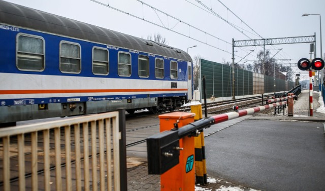 Wraz z budową tuneli mają zniknąć przejścia w poziomie torów. Szlabany na nich odcinają dzielnicę od reszty miasta