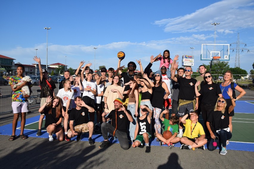 Jaraj sport, a nie towar! Rozegrano pierwszy turniej ulicznej koszykówki przy Galerii nad Jeziorem