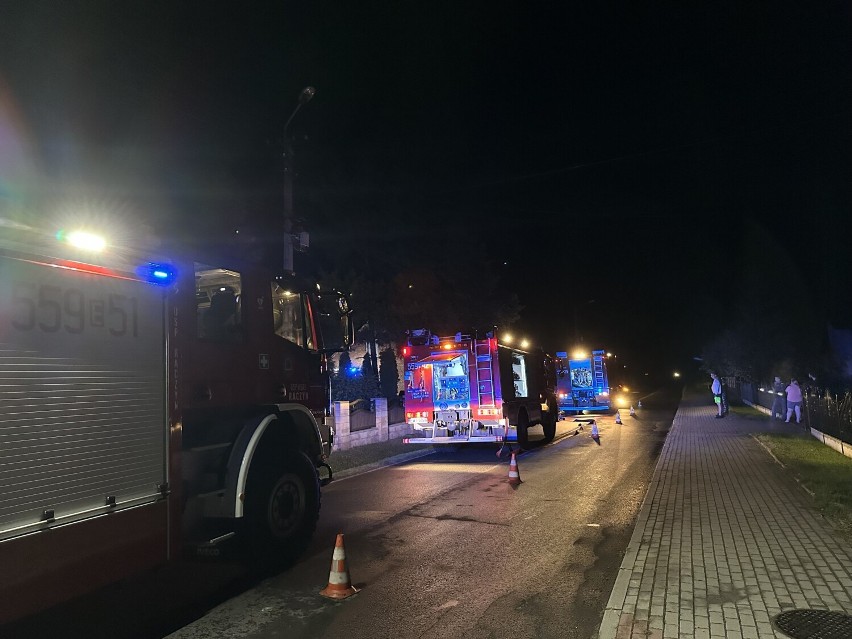 Pożar budynku i samochodu w Opojowicach, gmina Czarnożyły. Straty oszacowano na 85 tys. zł FOTO