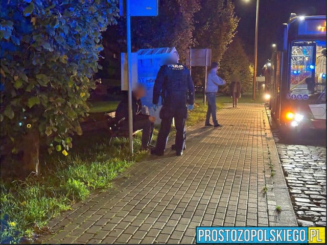 Policjanci wyprowadzili z autobusu MZK uciążliwego pasażera.