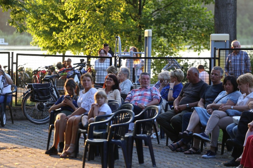 Letnia scena plenerowa Wolsztyńskiego Domu Kultury rozbrzmiewa dziś muzyką z lat 60, 70 i 80.