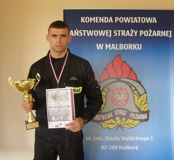 Rafał Błachuta z trofeami zdobytymi podczas MP służb mundurowych MMA w Toruniu