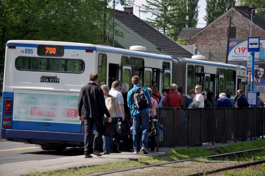 Pasażerowie ledwo wchodzą do zastępczego autobusu nr 700