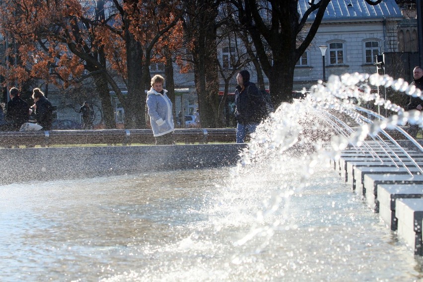 Fontanny na pl. Litewskim już trysnęły wodą. Trwają prace konserwatorskie (ZDJĘCIA)