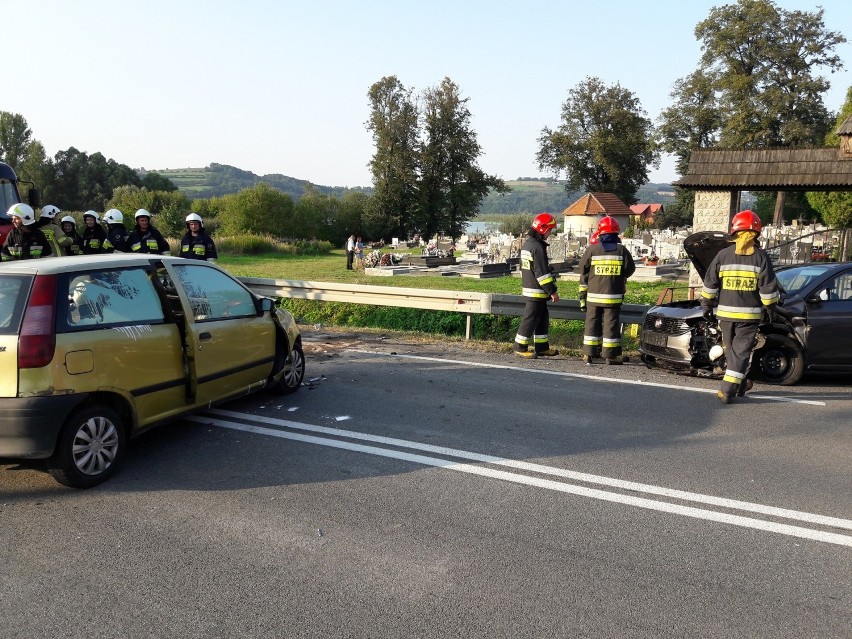 Wypadek w Tęgoborzy. Zderzyły się dwa samochody osobowe