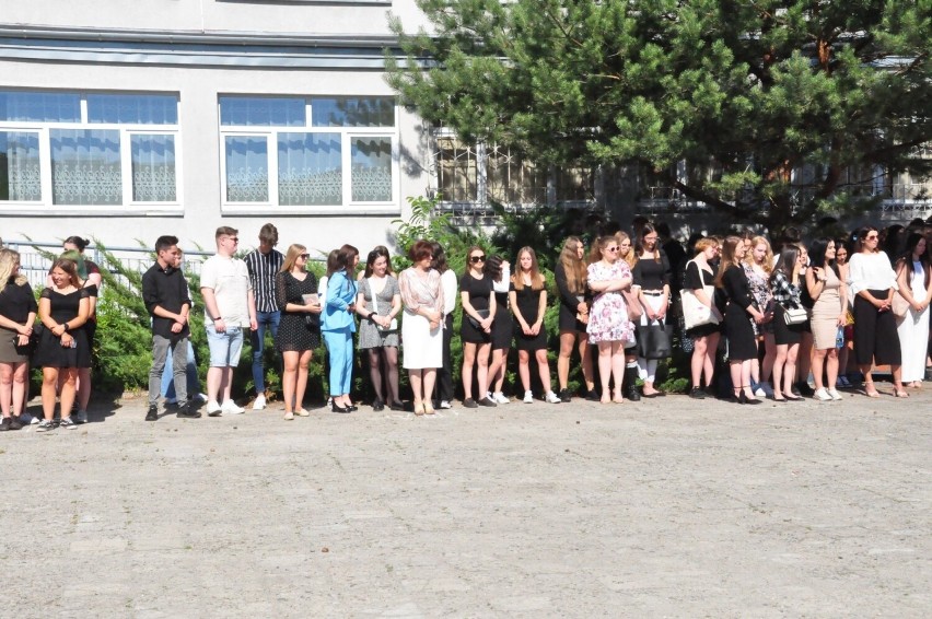 Uczniowie tarnobrzeskiego "Górnika" odebrali świadectwa i dyplomy. Wakacje pora zacząć! 
