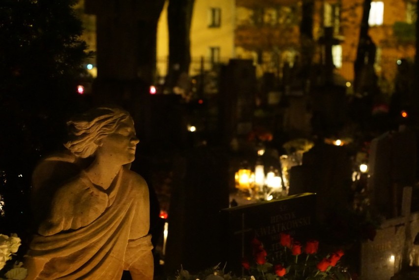 Wszystkich Świętych w Poznaniu: Noc na cmentarzu Jeżyckim