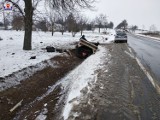 Wypadek w Łubczu: wyprzedzał inny samochód i wjechał do rowu (ZDJĘCIA)