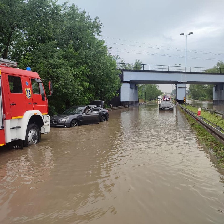 Nawałnica w Śląskiem. Zalane piwnice, drogi zamieniły się w rwące rzeki... Ponad 600 interwencji straży!