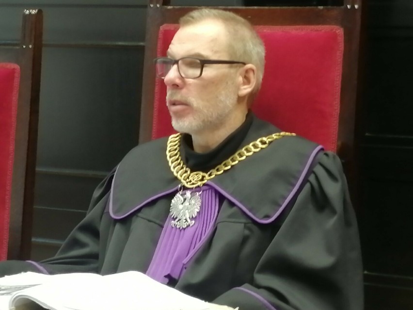 Proces prowadzi sędzia Piotr Wzorek.