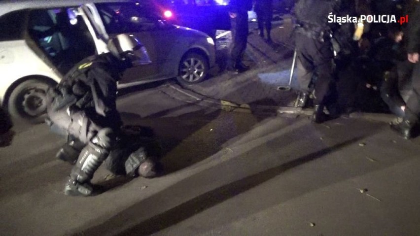Katowice: Przygotowywali się do napadu lub ustawki? Policja zatrzymała 10-ciu uzbrojonych mężczyzn