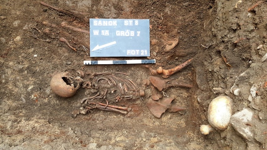 Niezwykłe odkrycie w Sanoku. Z ziemi wyłonił się średniowieczny mur obronny i cmentarz z XVII wieku [ZDJĘCIA]