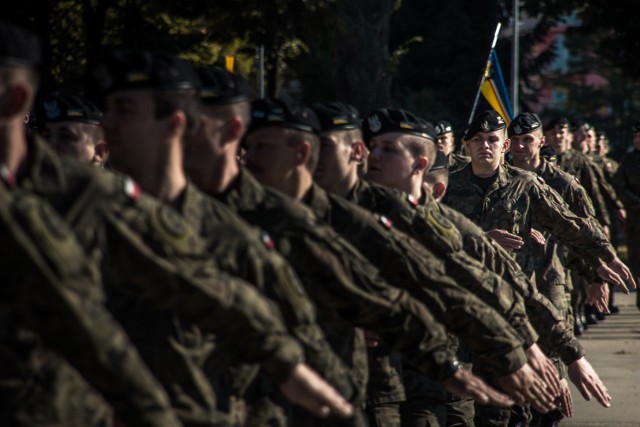 Uroczysty apel zwieńczyło odśpiewanie Pieśni Reprezentacyjnej Wojska Polskiego oraz defilada pododdziałów.