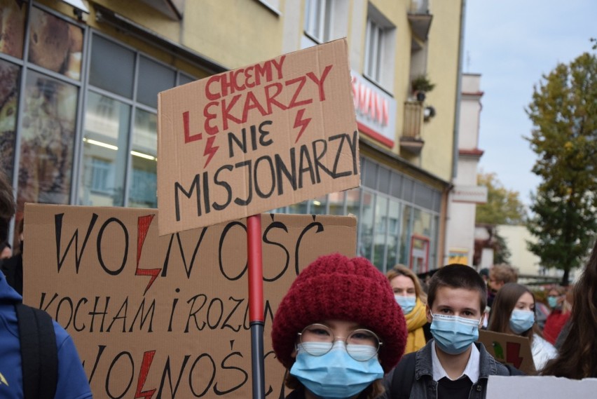 Strajki kobiet w Gdyni. Wyraziste i buntownicze hasła manifestujących mieszkańców Gdyni. Głośne protesty po wyroku TK. ws aborcji [ZDJĘCIA]